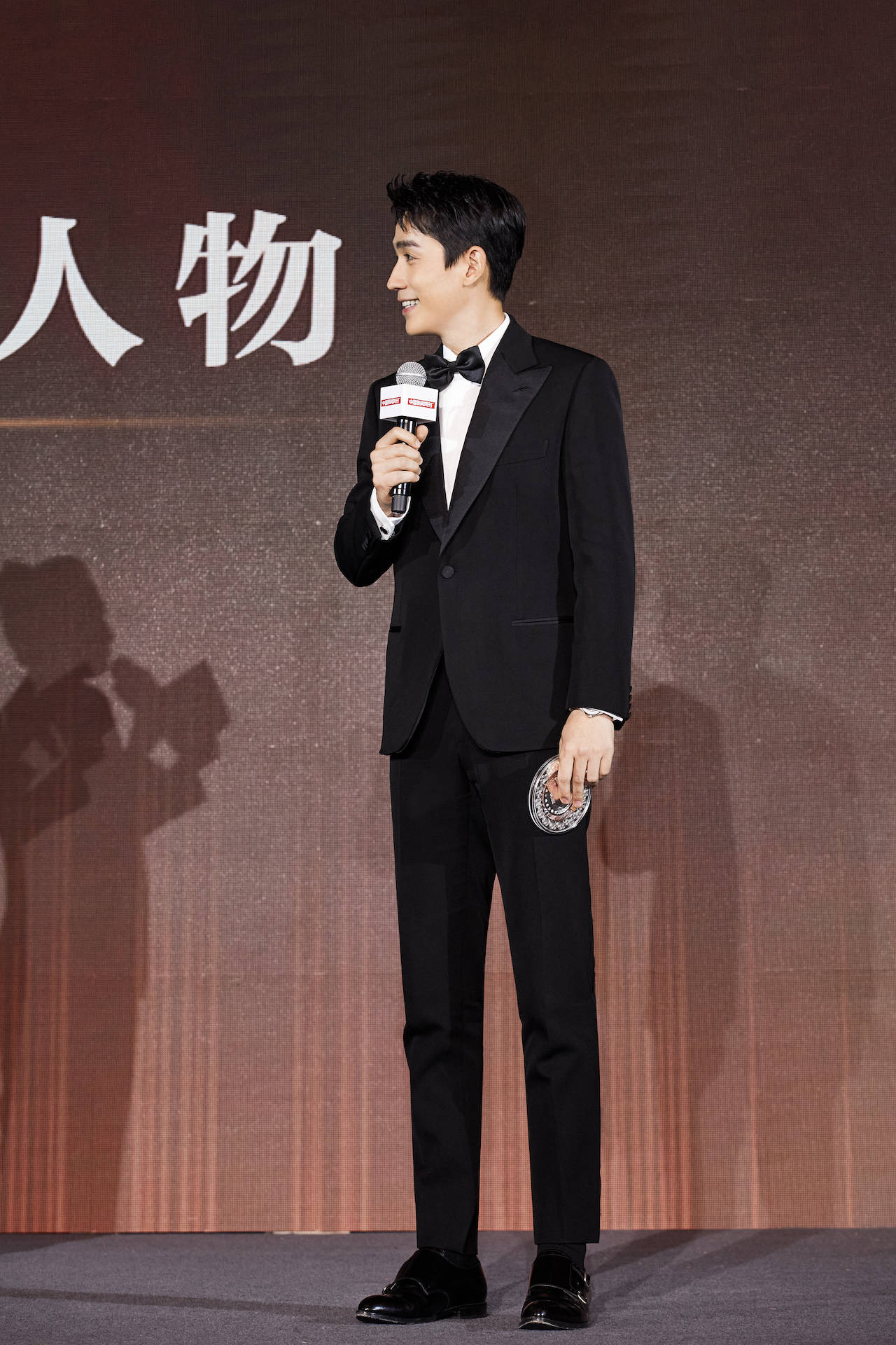 朱一龙出席中国新闻周刊年度影响力荣誉盛典获颁2020年度演艺人物
