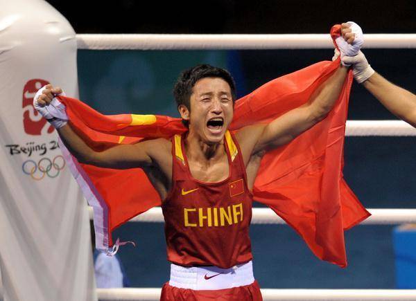 他是中国最强拳王,身高1米58,娇妻像花儿一样