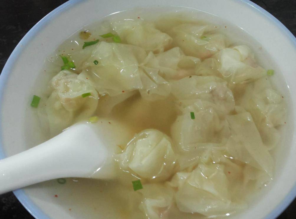 鲜肉小馄饨这么做,皮薄馅鲜,鲜嫩滑口,美味到把汤汁全喝光