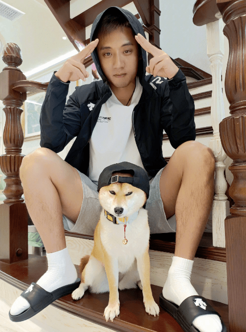 原创张继科晒丰盛晚餐特意强调仪式感疑向金晨示好却被揭穿是盗图