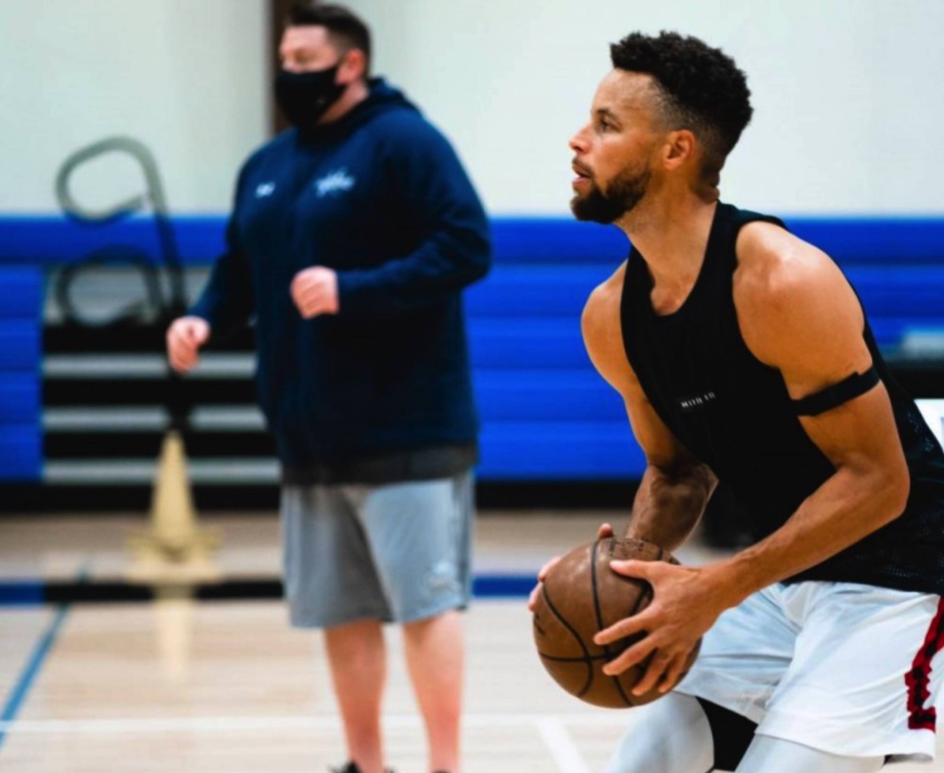 美媒发库里新照片,精壮如"魔鬼筋肉人",周琦也遭调侃!