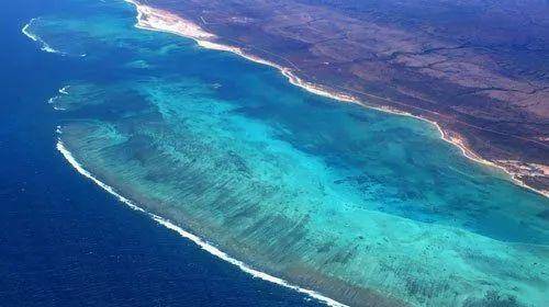 世界最大的环状珊瑚岛圣诞岛面积642平方公里