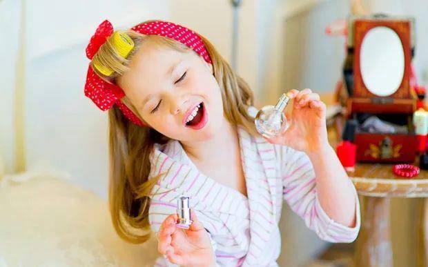 孩子越来越臭美,原来是审美敏感期到了,家长正确引导娃受益一生