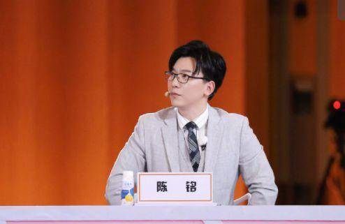 作为新闻学博士的陈铭参加过各类辩论大赛,在《少年说》担任主持人