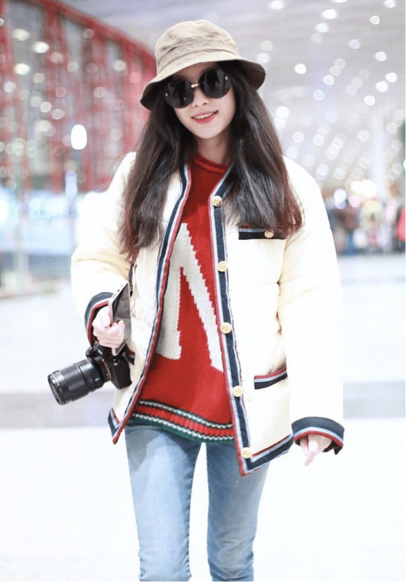 倪妮简直是"时尚种草机"!穿毛绒大衣圆嘟嘟挺可爱,还超保暖