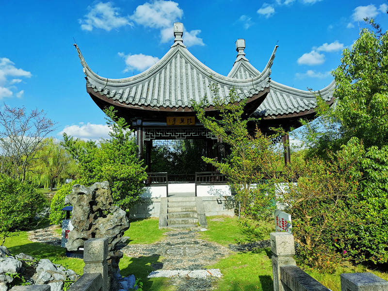 蓝天白云下的南通如东人民公园