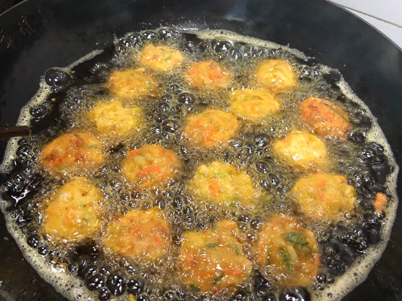 金黄酥脆炸丸子老人小孩都爱吃年夜饭必备