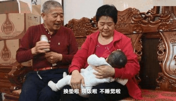 当初67岁生下"三胎"的老人,产后竟"回春"?丈夫:年轻20岁