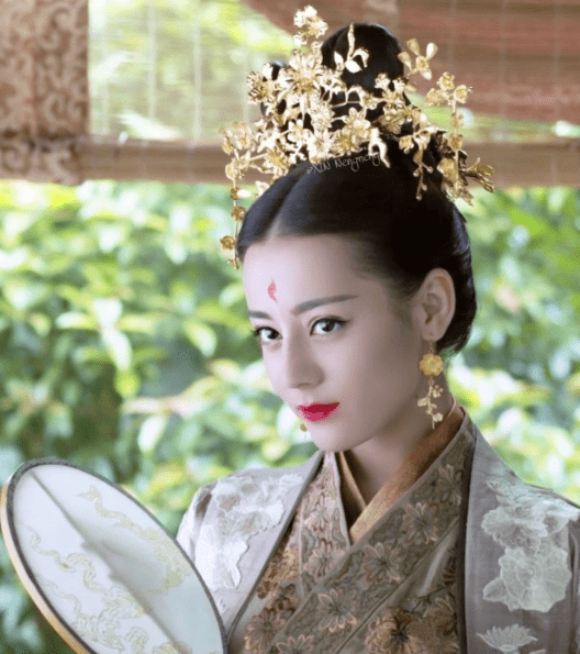 5位女星戴凤冠,杨幂大气,唐嫣繁重,迪丽热巴有范,最丑竟是杨颖