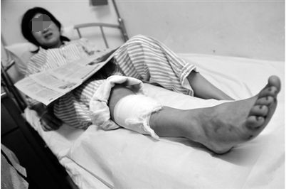 我车祸断了腿,老公给我送来30万,他叫我声老婆,我哭着叫他滚