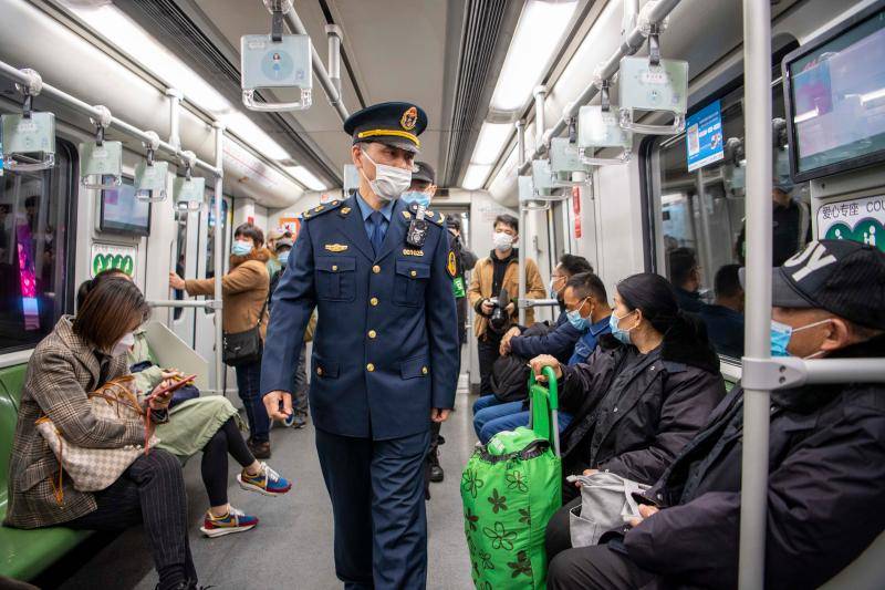 上海地铁警察图片
