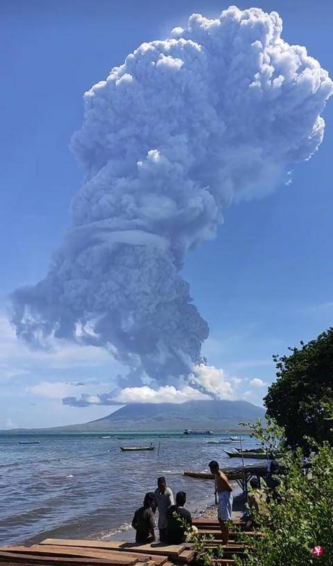 印尼火山爆发民众被迫疏散 火山灰烟柱高达4000米