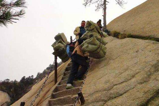 泰山租件军大衣才10元山顶矿泉水却要5元贵么