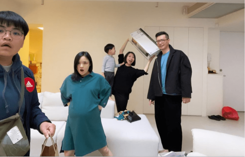 徐佳莹临盆在即与友聚会,挺孕肚搞怪拍照,素颜状态显憔悴