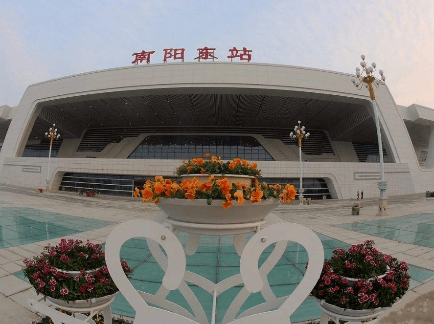 去年高铁通车,第四完全学校开始招生,今年珠江路正式施工,白河湿地