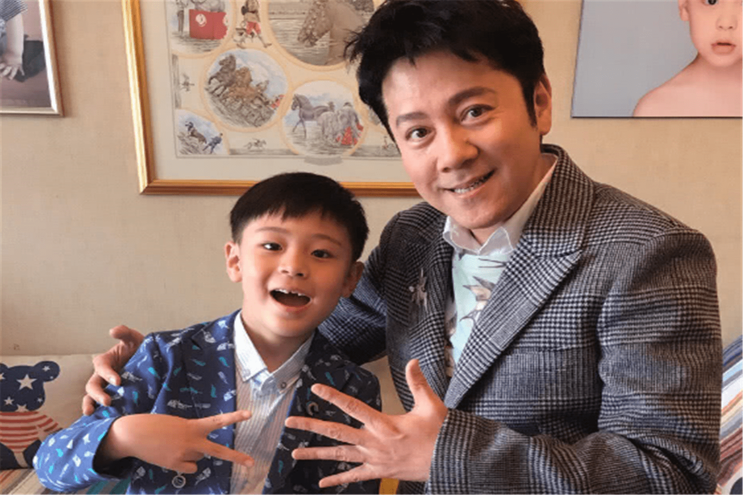 原创"教子有方蔡国庆",家里堆满儿子的证书奖牌,小学开始就是学霸