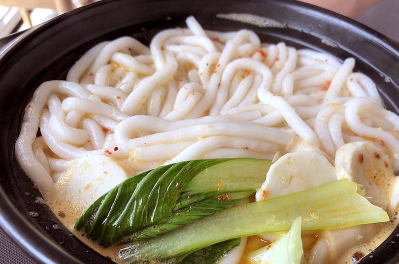 土豆粉和过桥米线你更喜欢谁?我更喜欢泡椒鱼皮!