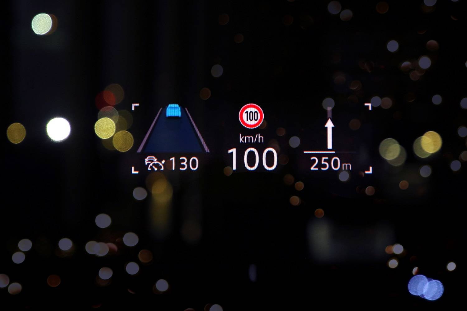 全新数字高尔夫采用的w-hud抬头显示系统,让驾驶更加从容不迫