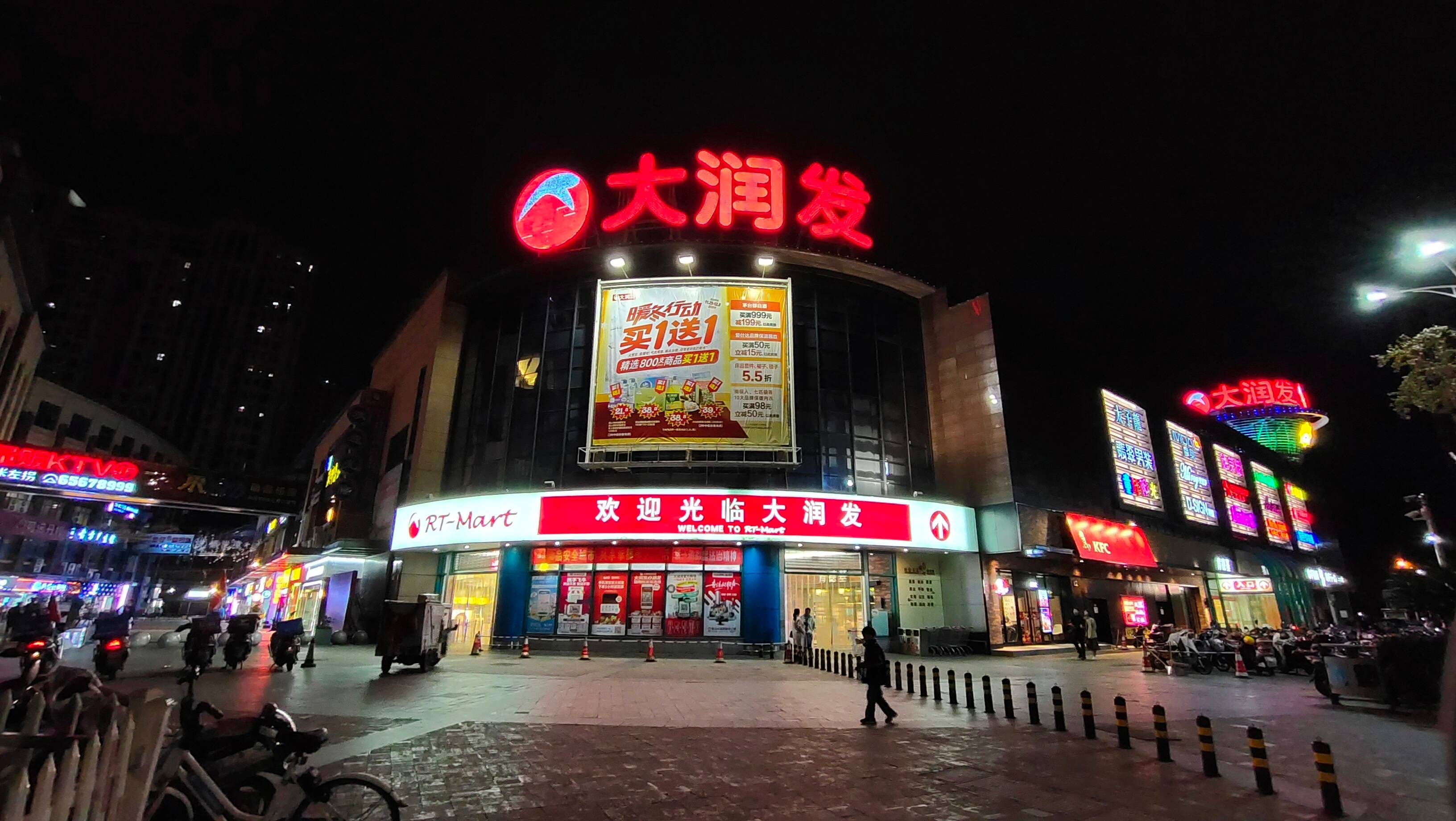 宁波沿海港口城市象山县街头灯光昏暗夜景略显落后