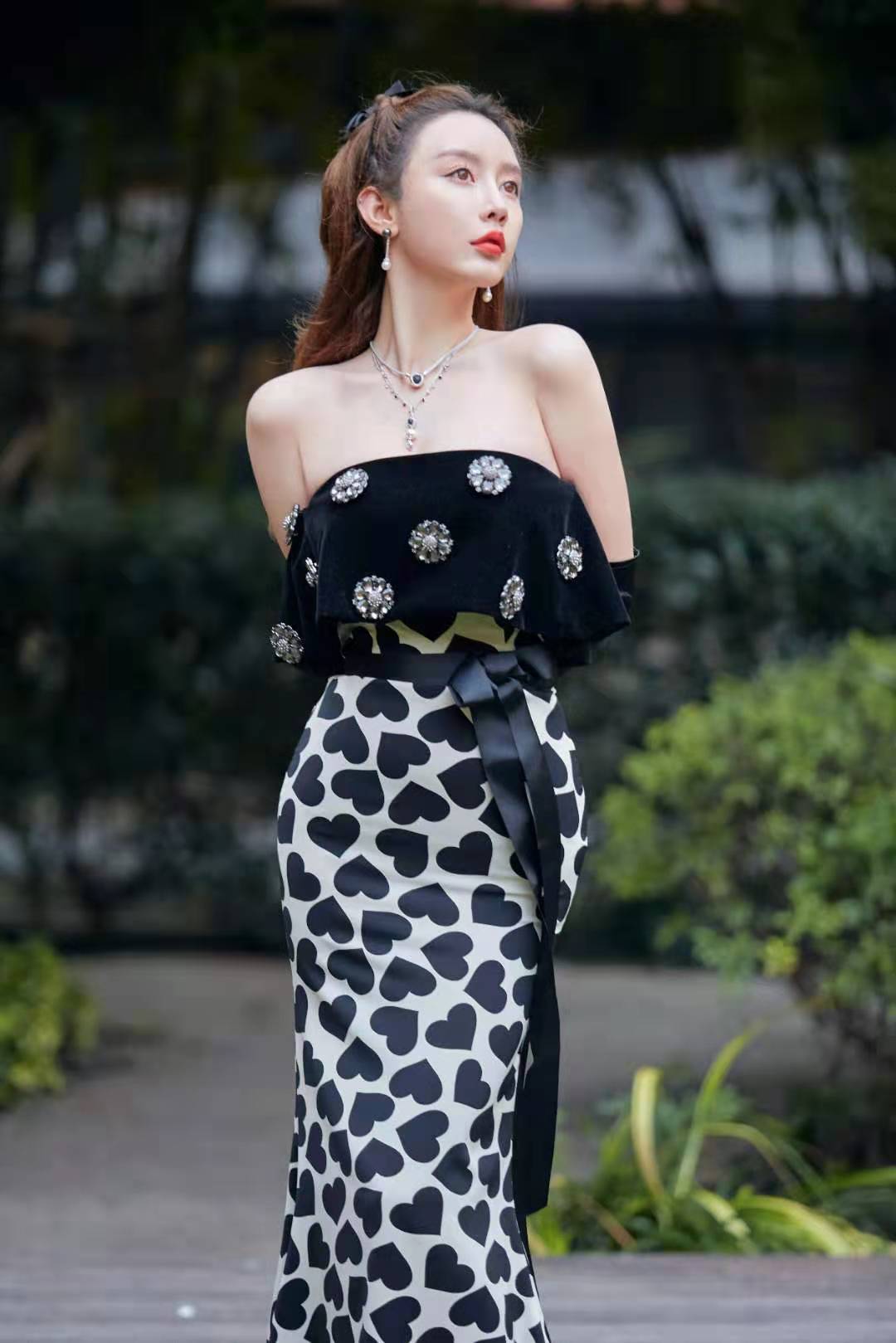 周麟嘉写真大片曝光 黑白爱心鱼尾裙彰显性感魅力