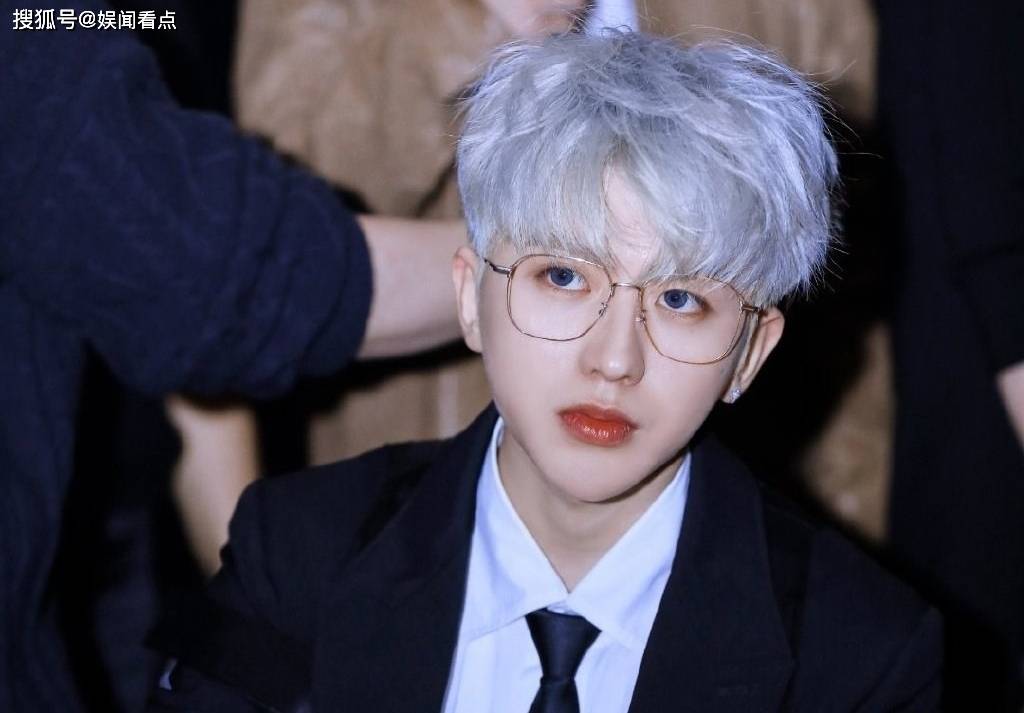 蔡徐坤gq盛典内场图,银发的迷人小王子