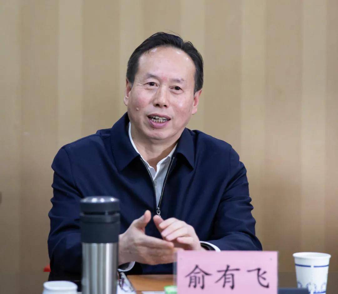 座谈会上,长垣市副市长陈伟介绍了长垣市四大支柱产业的基本情况.