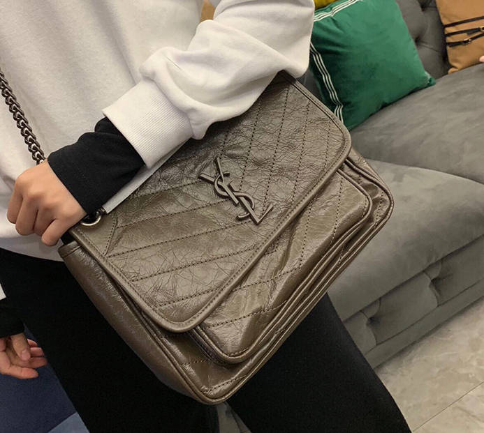 圣罗兰yslniki褶皱邮差包v形绗缝背起来又酷又潇洒