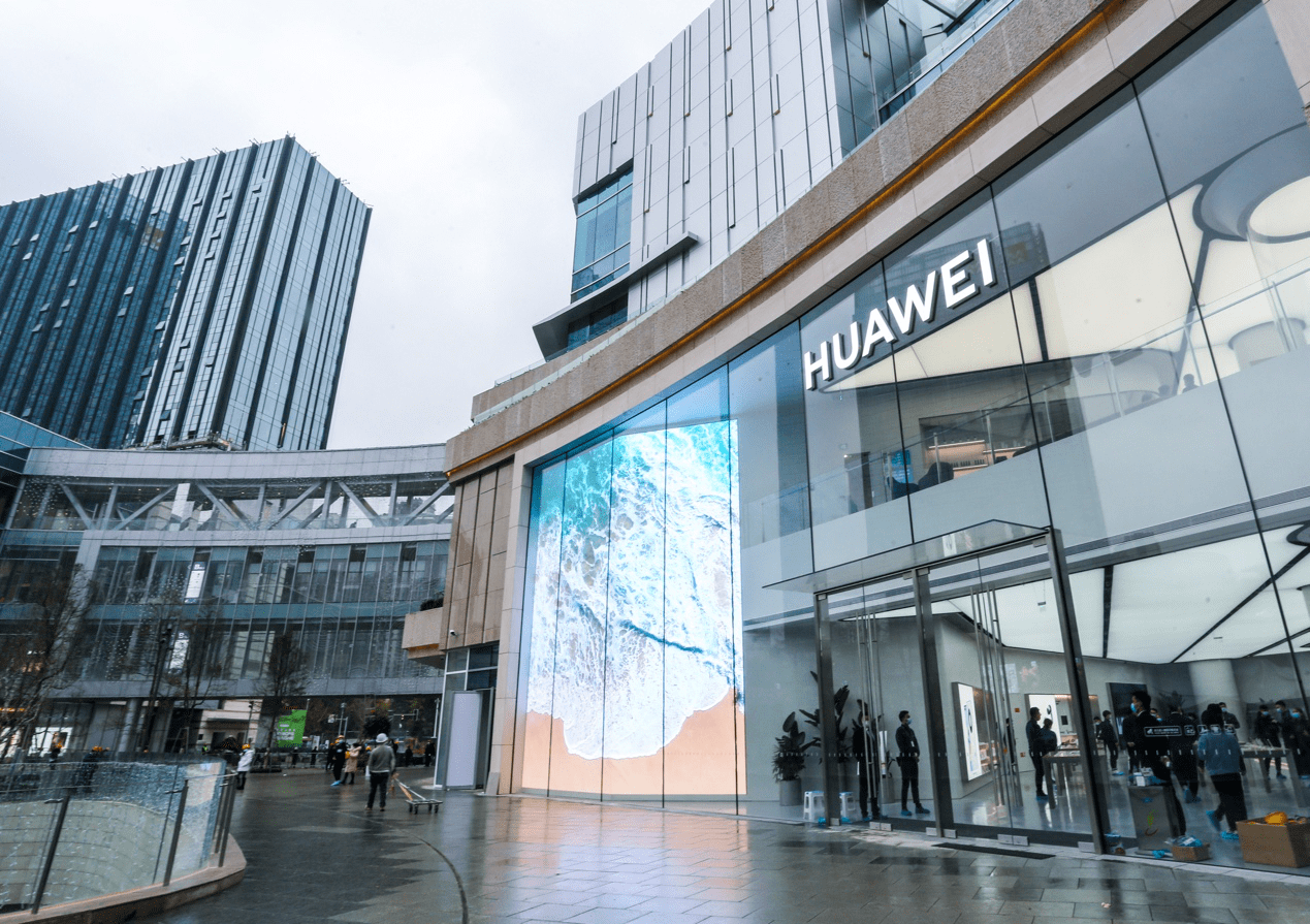 还去熊猫基地看熊猫吗?即将开业的华为成都旗舰店就能"撸熊猫"_消费者