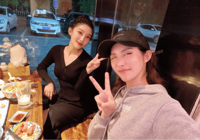 烧饼的妻子长得真好看双眼水灵灵的看着就很有高级名媛感