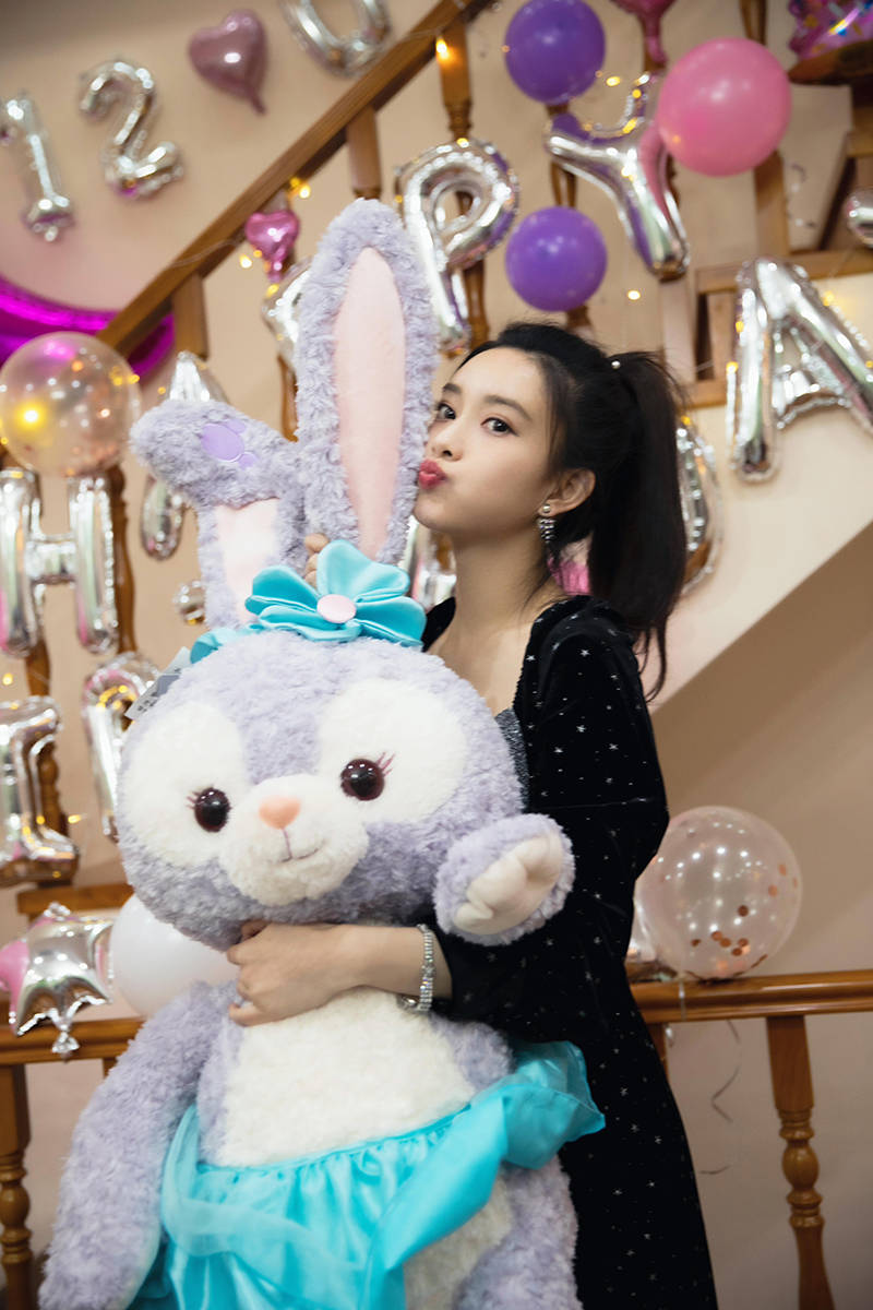 孟子义生日曝光飒气写真 直播营业收获满满祝福