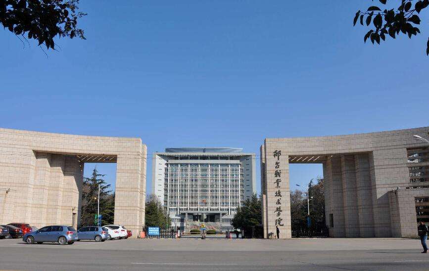 邢台职业技术学院学生在校内洗澡遭澡堂大爷驱逐辱骂