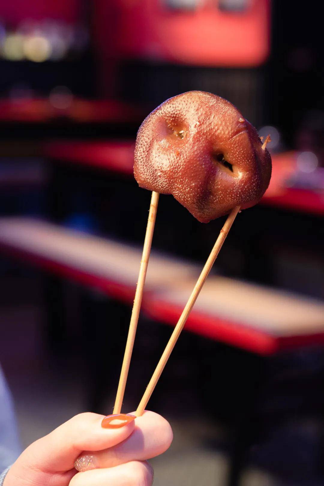 真是吃得熊不亦乐乎 深受人们的欢迎 店里会先把烤好的猪鼻子拿上来