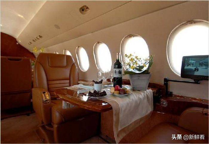 普京的空军1号飞机总统嫌弃旧内饰改装专机空姐啥样