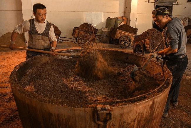 但一般认为在宋代,已经有了蒸馏技术,让粗酒提纯成为可能,白酒逐渐