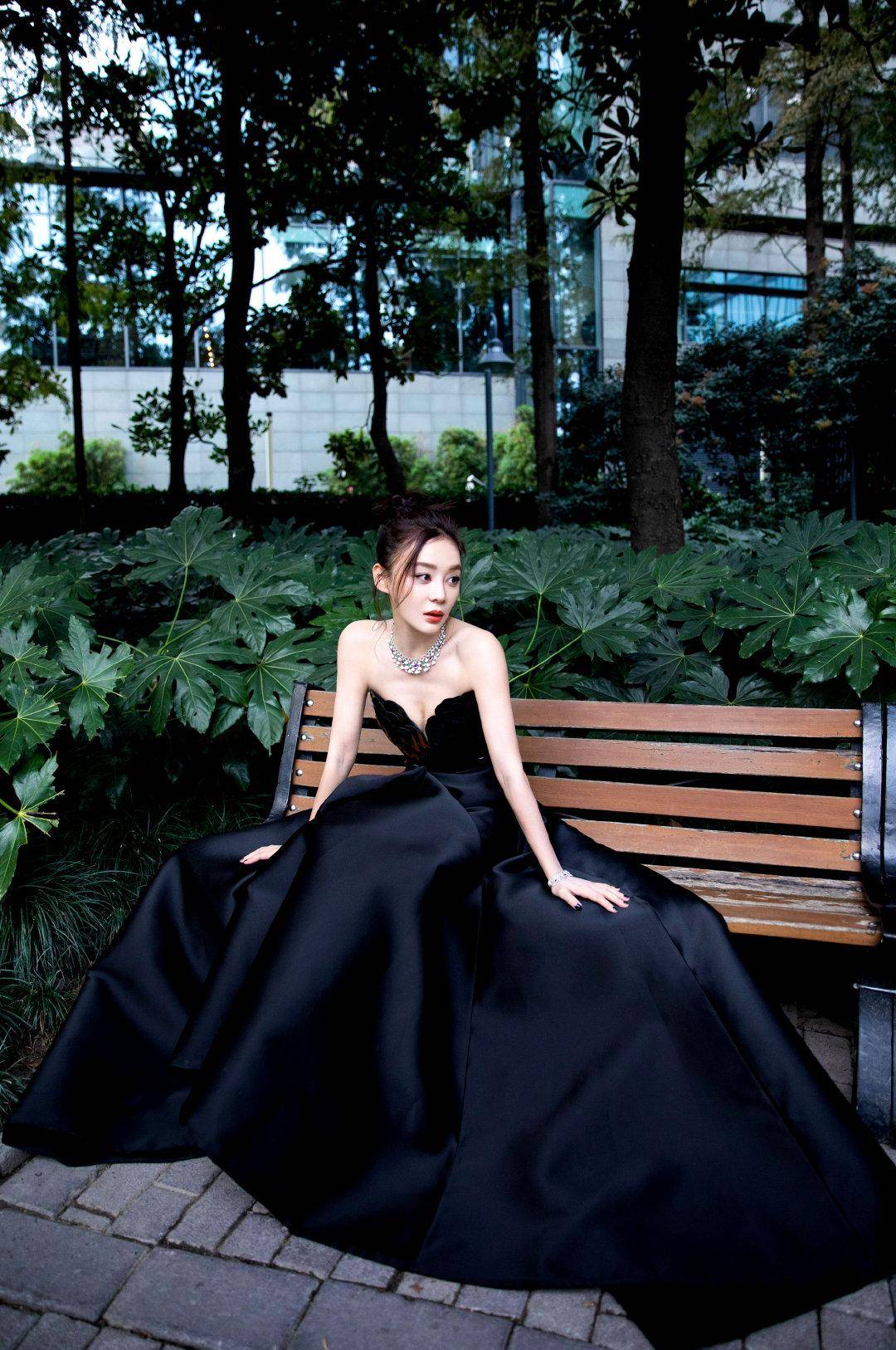 袁姗姗黑色礼服优雅动人大裙摆造型真的太飒每次亮相都是惊喜