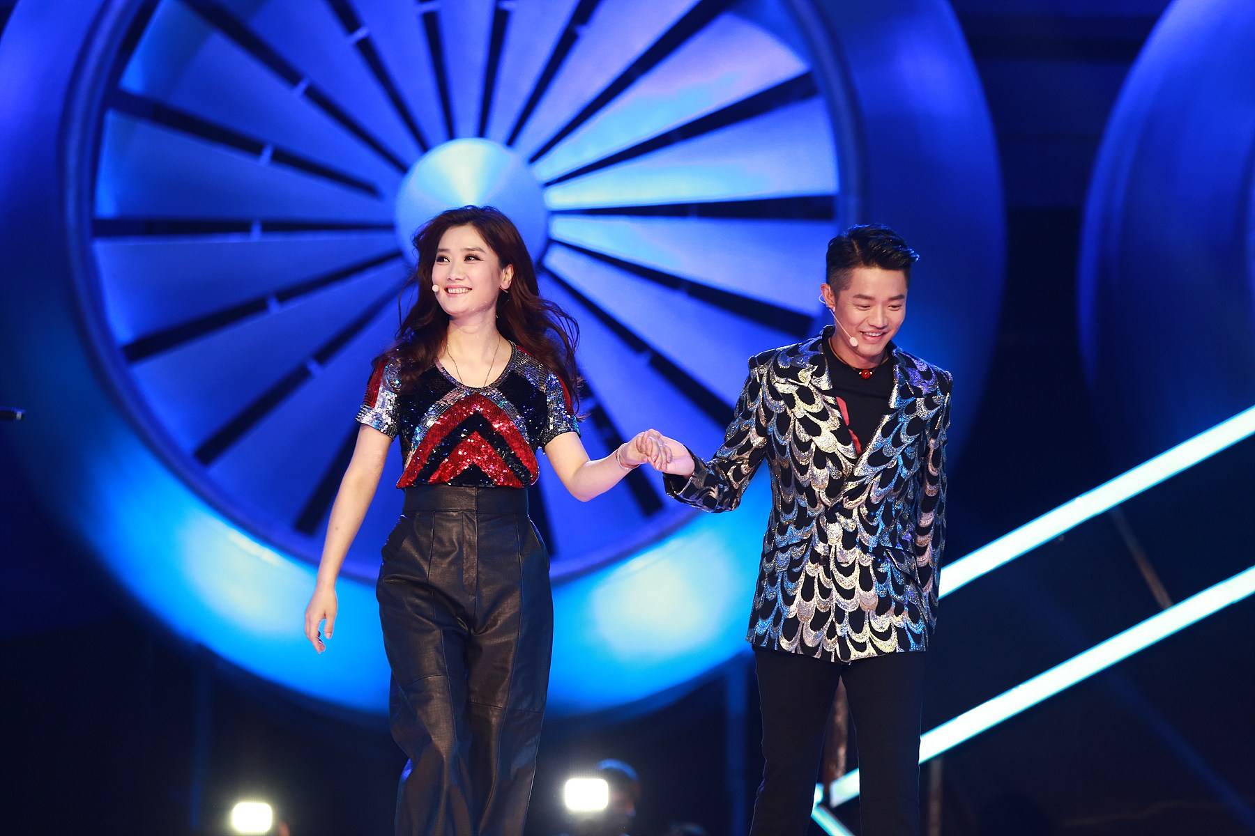 凤凰传奇组合出道多年如今酬劳分成比例曝光难怪没成夫妻