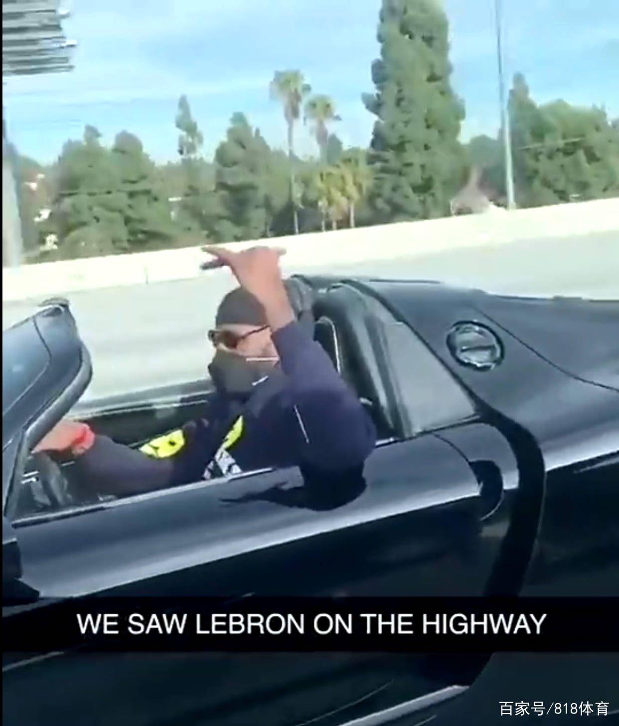 豪横!网友偶遇詹皇开1500万保时捷兜风,比666手势踩油门扬长而去