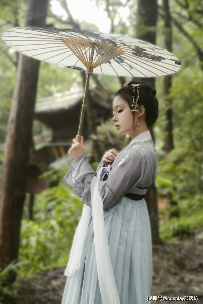 汉服油纸伞下的那一抹倩影