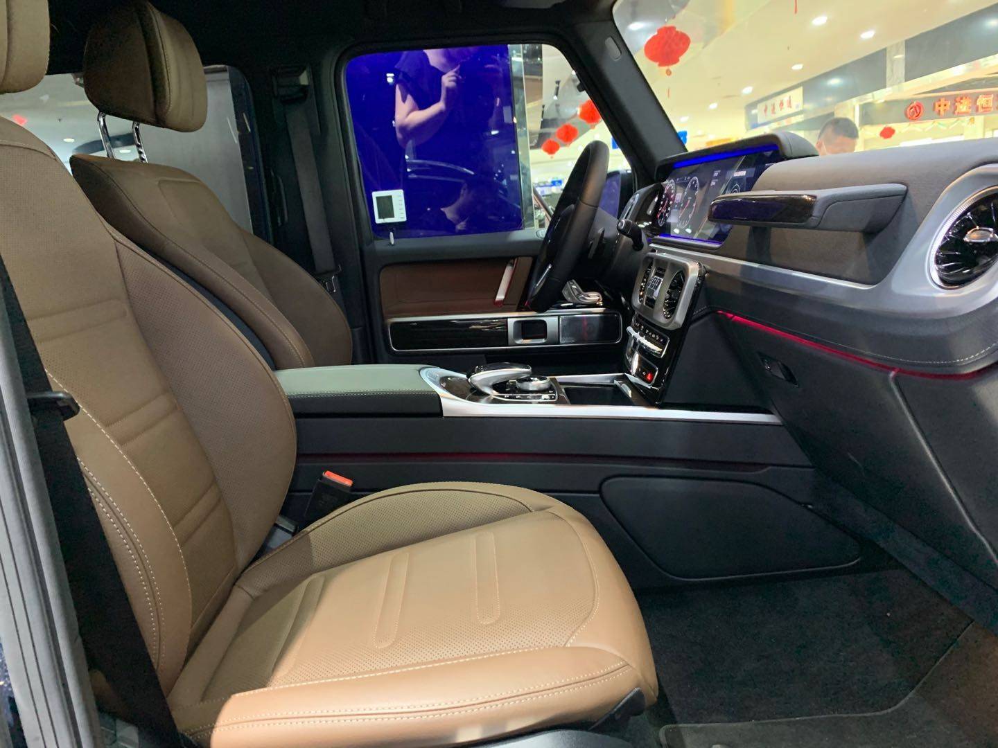 奔驰g550的内饰豪华气派,卓越的品质和精致的工艺在车内体现得淋漓