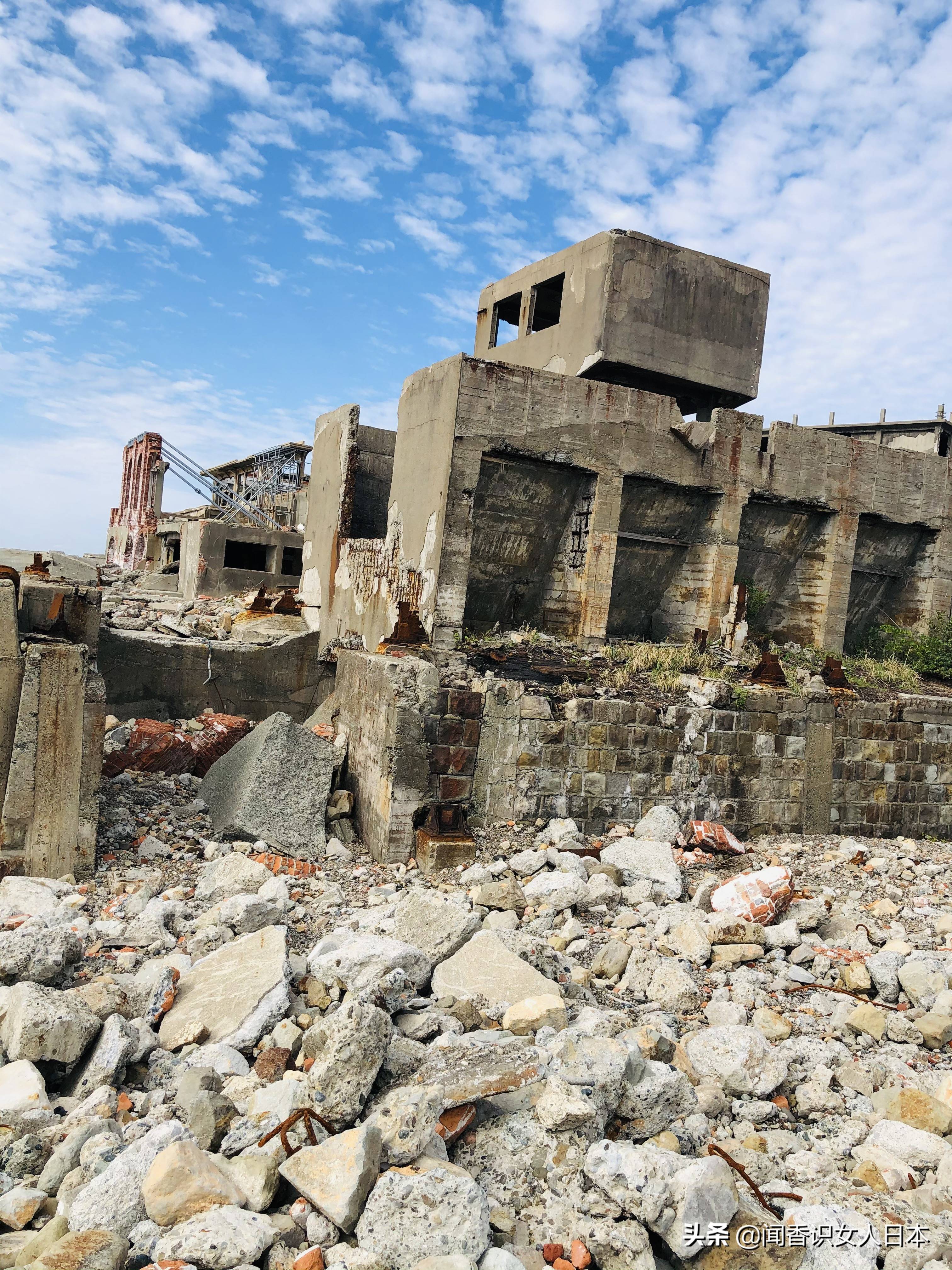 日本军舰岛,一座废弃的无人岛,现在是热门观光地,岛上废墟遍地