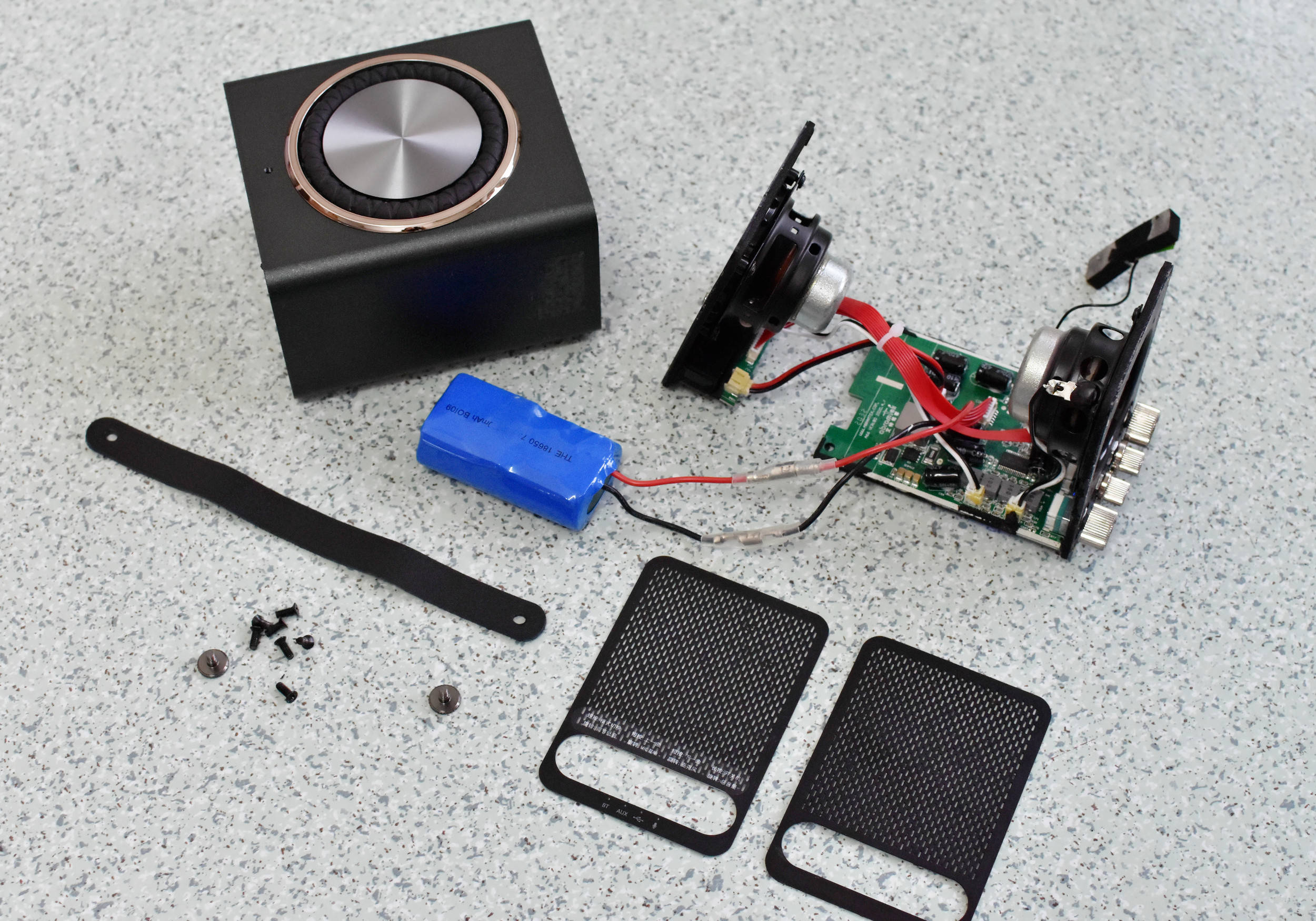 艾特铭客金刚6蓝牙音箱拆解豪华堆料揭开小身材迸发大声场之谜