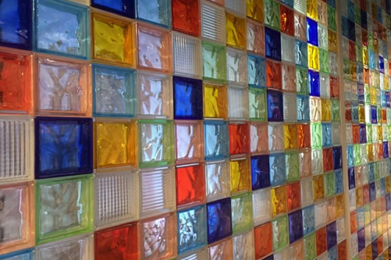 原创卫生间装修新趋势卫生间透明化玻璃砖让采光更好了