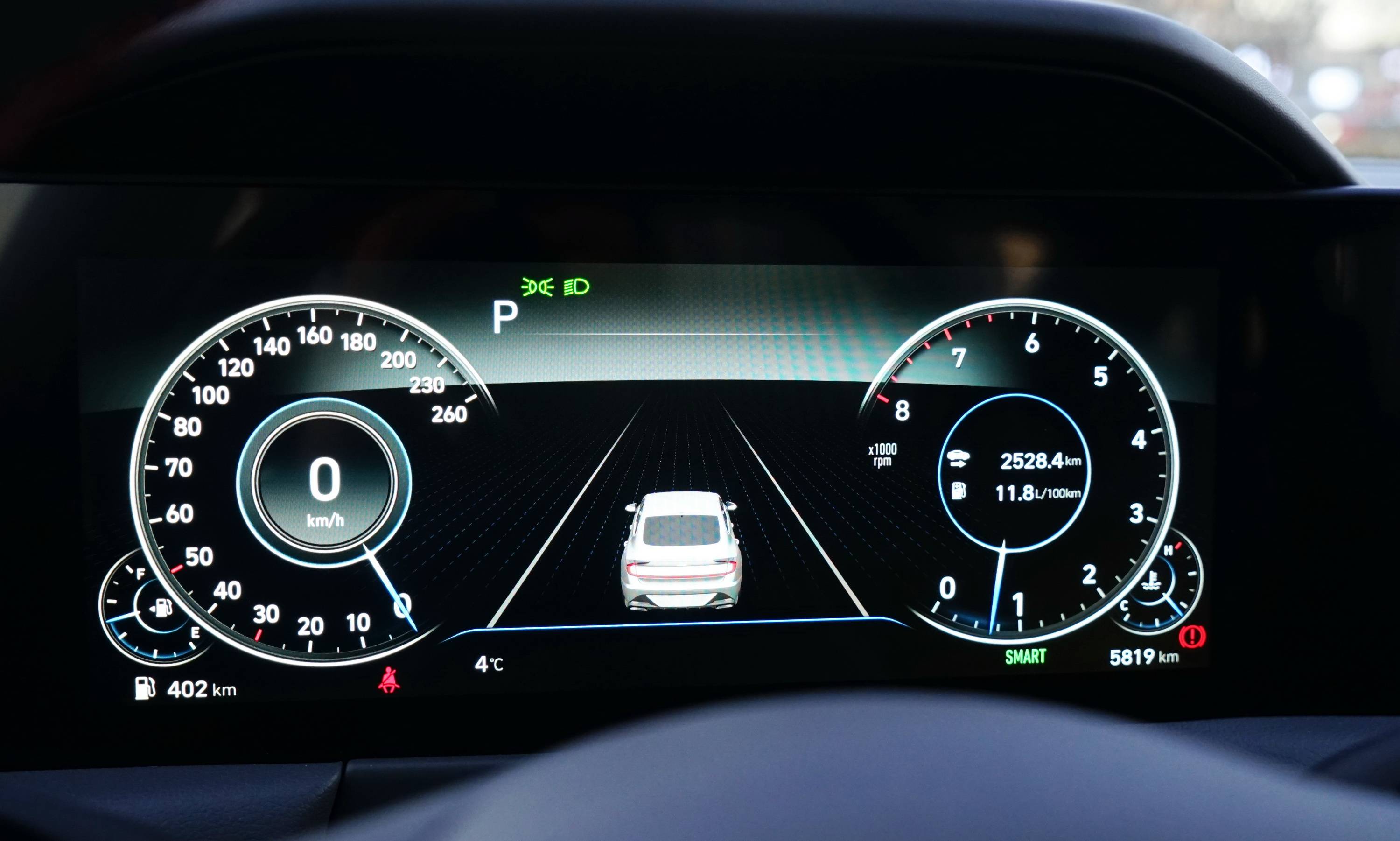 液晶仪表盘显示效果细腻,反向的转速表属于运动化设计驾驶辅助系统的