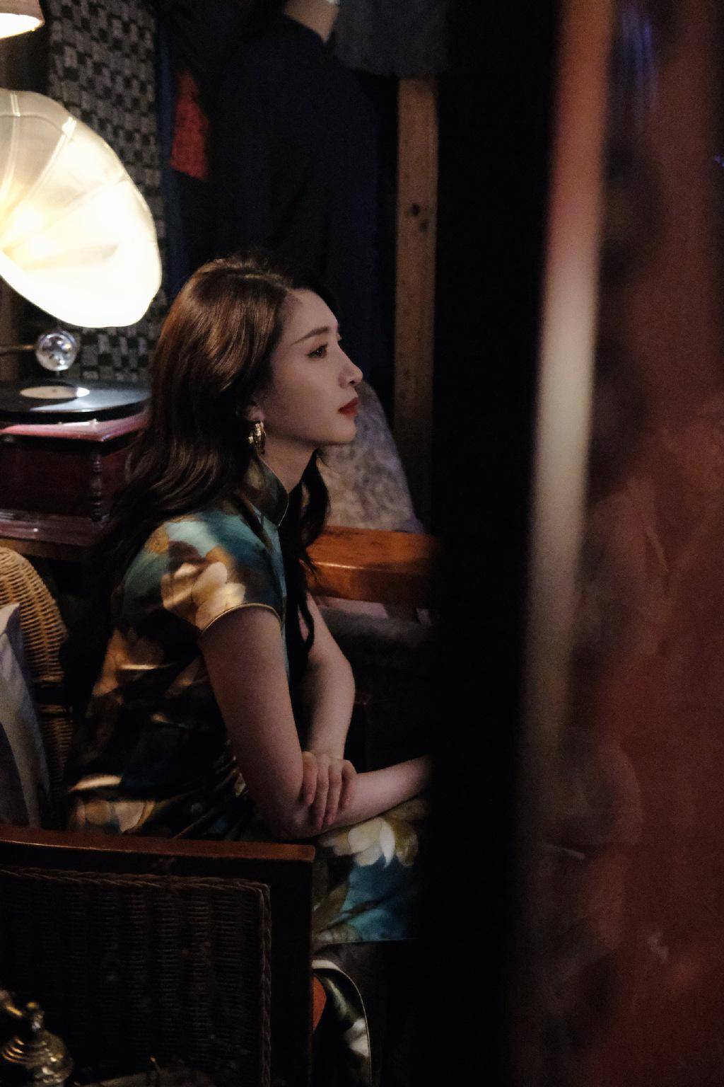 江疏影夜上海旗袍大片,衣香鬓影顾盼生姿,莲花点缀缱绻清幽