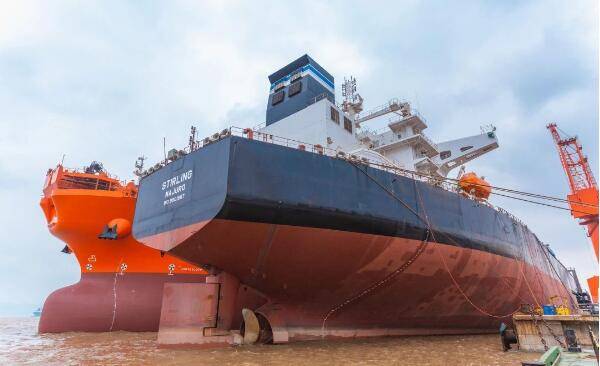 舟山中远海运重工113万吨阿芙拉型原油轮顺利完成倾斜试验