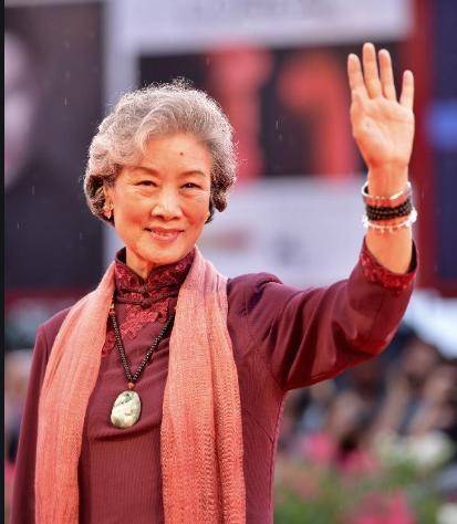 儿子是导演,儿媳是影后,女儿更是国人的骄傲,80岁的她仍在演戏_吕中
