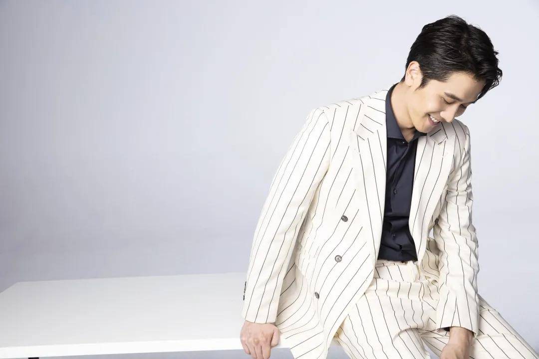 演员彭冠英山不就我我自就山