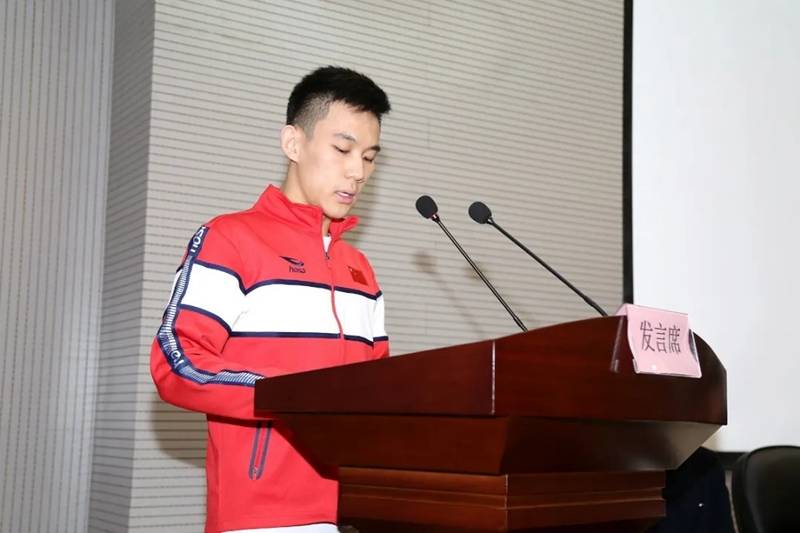 杨云龙表态发言△中心保障服务人员代表田文利表态发言△全员起立歌唱