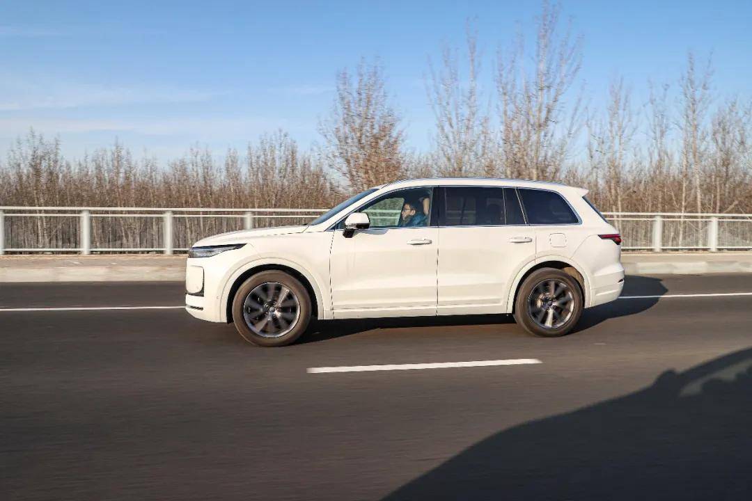 试了比亚迪唐dm后理想one车主怎么说