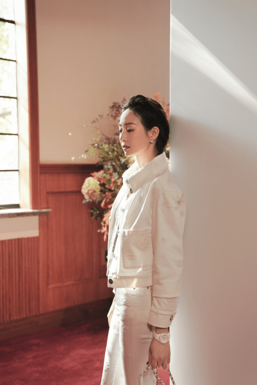 张钧甯的时尚搭配真绝了气质典雅的纯色浪漫设计看上去超养眼